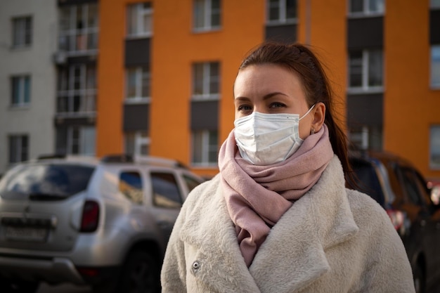 Inquadratura di una ragazza con una maschera sulla strada bloccata dalla pandemia di Covid19