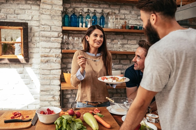 Inquadratura ritagliata di un gruppo di amici che fanno colazione