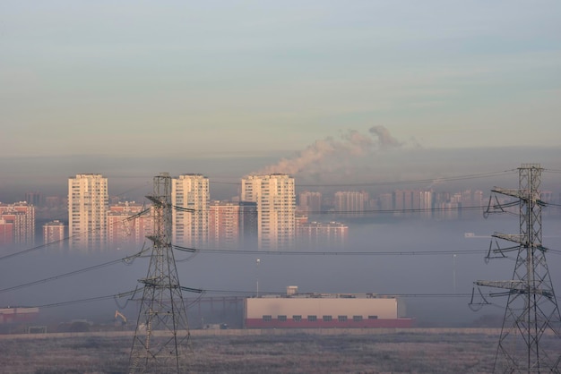 Inquinamento atmosferico a Mosca smog sopra le case.