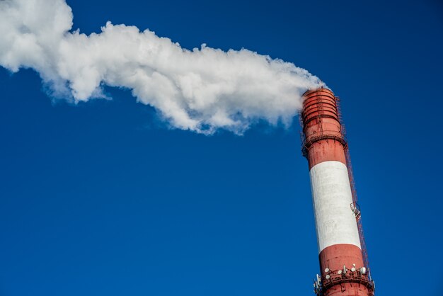 Inquinamento atmosferico, primo piano di un grande tubo di fumo