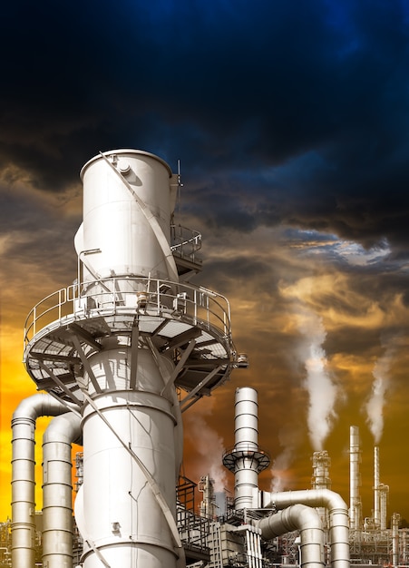 Inquinamento da fumi tossici dalla ciminiera della raffineria di petrolio industriale nel concetto di riscaldamento globale