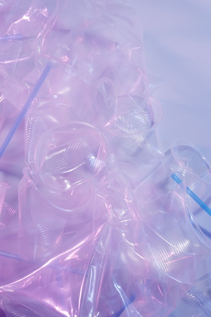 Inquinamento da rifiuti di plastica, bottiglie di plastica, cannucce per il riciclaggio