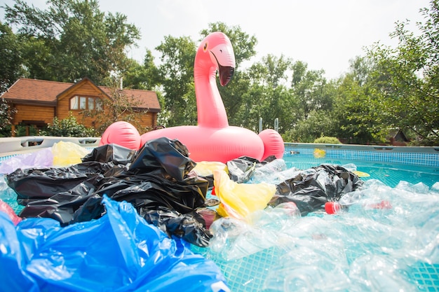 Inquinamento dei rifiuti di plastica nell'ambiente idrico.