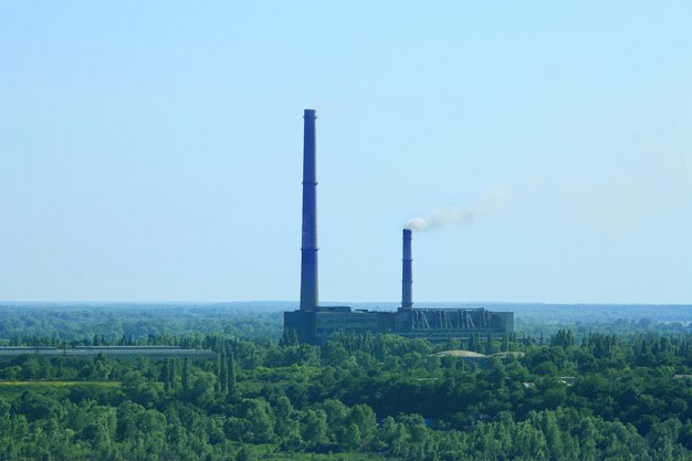 inquinamento dell'ambiente da parte dell'industria sullo sfondo della natura