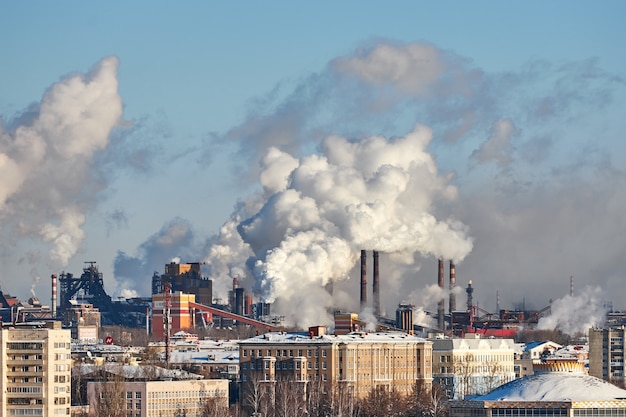 Inquinamento dell'atmosfera per fabbrica. Gas di scarico. Disastro ambientale. Ambiente povero in città. Fumo e smog. Emissioni nocive nell'ambiente