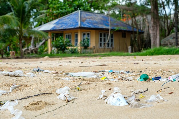 Inquinamento e immondizia in spiaggia.