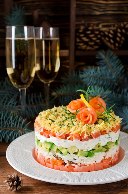 Insalata a strati con salmone, avocado e crema di formaggio