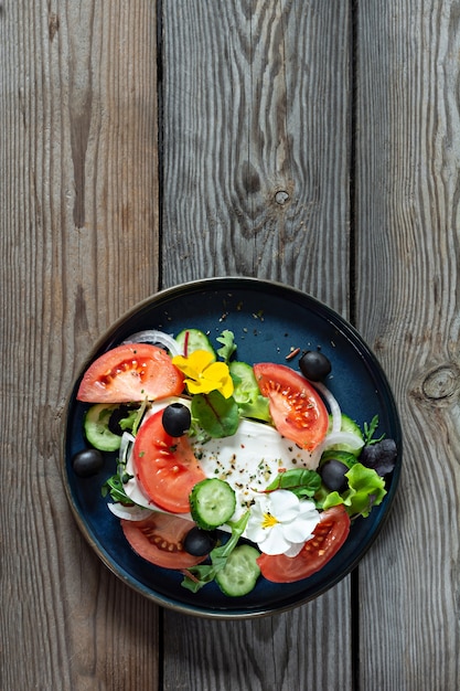 Insalata appetitosa con feta verdure fresche pomodori cetrioli cipolle