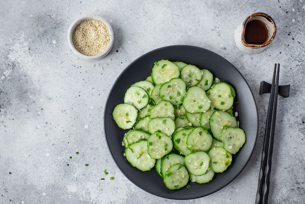 Insalata asiatica con cetrioli freschi, semi di sesamo ed erbe