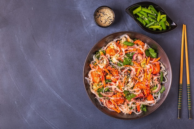 Insalata asiatica con gamberetti di spaghetti di riso e verdure