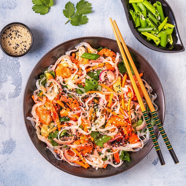 Insalata asiatica con spaghetti di riso, gamberetti e verdure