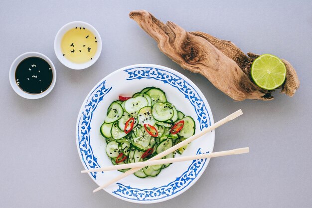 Insalata asiatica e cetriolo con semi di sesamo, conditi con aceto di riso