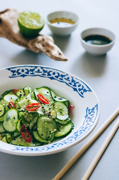 Insalata asiatica e cetriolo con semi di sesamo