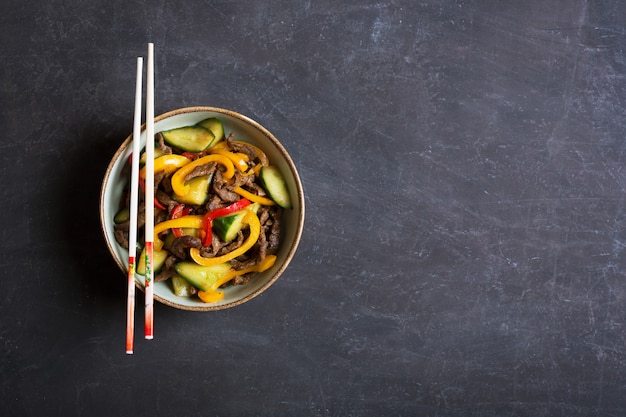 Insalata asiatica tradizionale con manzo e verdure