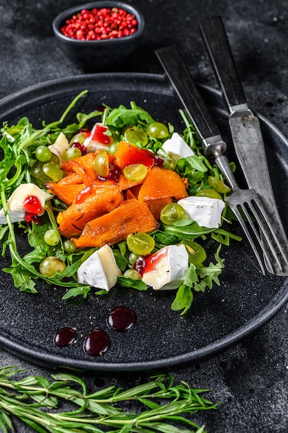 Insalata autunnale con zucca al forno e formaggio brie