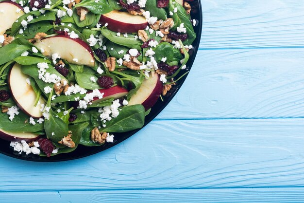 Insalata autunnale di spinaci con noci di formaggio di mele e mirtilli rossi secchi Cibo vegetariano sano