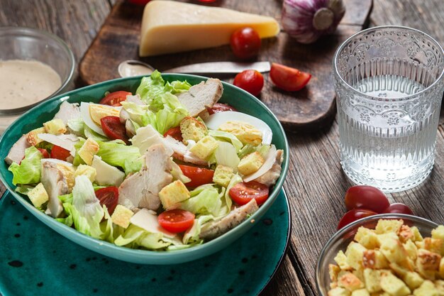 Insalata Caesar appetitosa in un piatto su un tavolo di legno