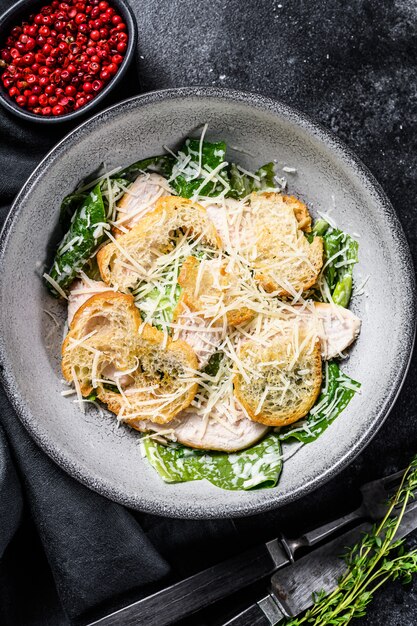 Insalata Caesar classica con petto di pollo grigliato