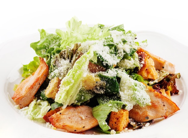 Insalata Caesar classica tradizionale in piatto bianco