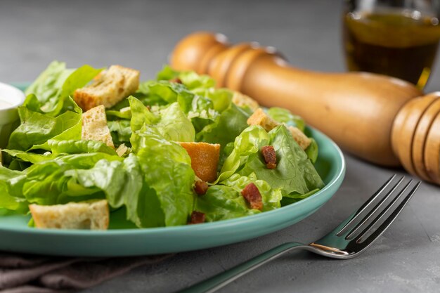 Insalata Caesar con crostini e bacon.