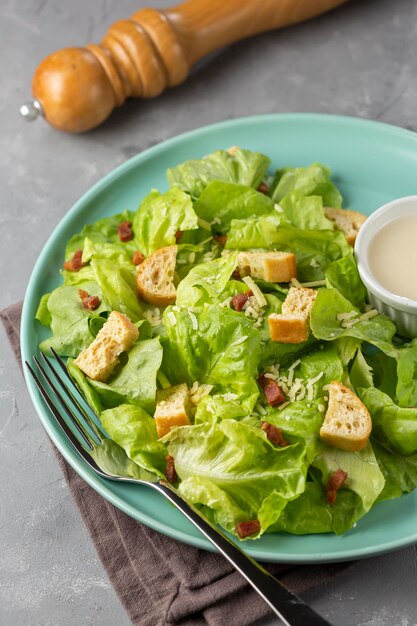 Insalata Caesar con crostini e bacon.