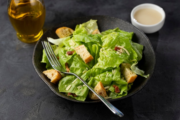 Insalata Caesar con crostini e bacon.