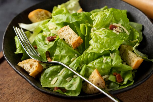 Insalata Caesar con crostini e bacon.