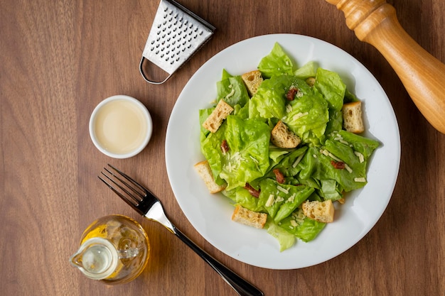 Insalata Caesar con crostini e bacon.