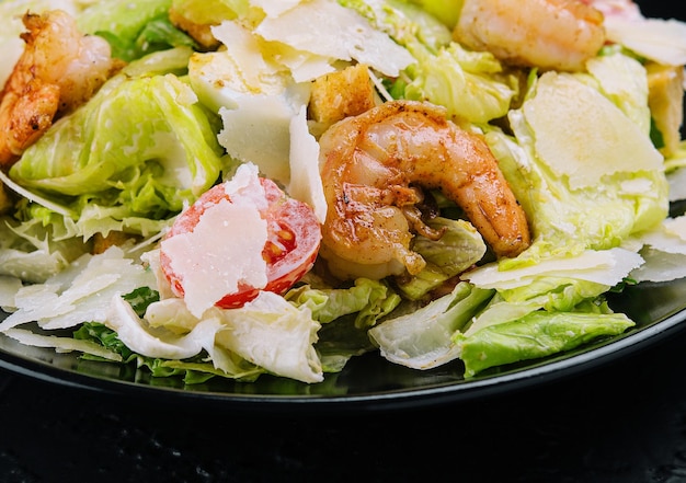 Insalata Caesar con gamberi grigliati e parmigiano