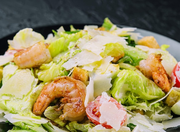 Insalata Caesar con gamberi grigliati e parmigiano