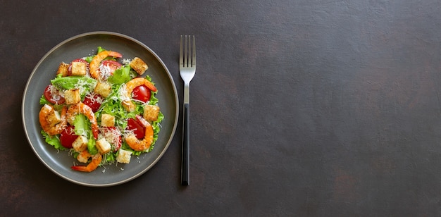 Insalata Caesar con gamberi. Mangiare sano. Dieta. Ricette.