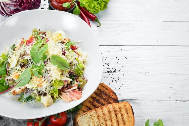 Insalata Caesar con pancetta Cibo Vista dall'alto Spazio libero per il testo