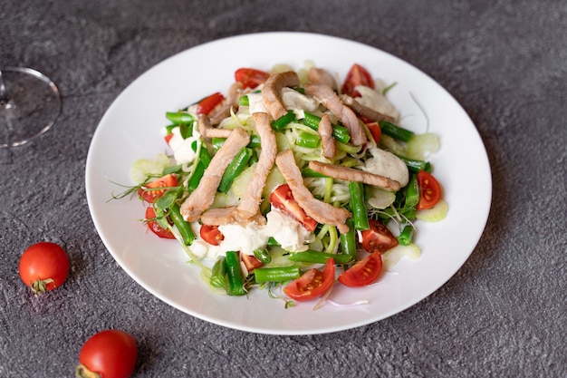 Insalata Caesar con pollo e parmigiano, pomodorini, lattuga, crostini e uova,