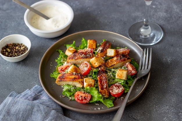 Insalata Caesar con pollo. Mangiare sano. Dieta. Ricette di piatti nazionali.