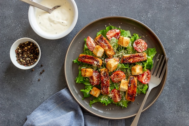 Insalata Caesar con pollo. Mangiare sano. Dieta. Ricette di piatti nazionali.