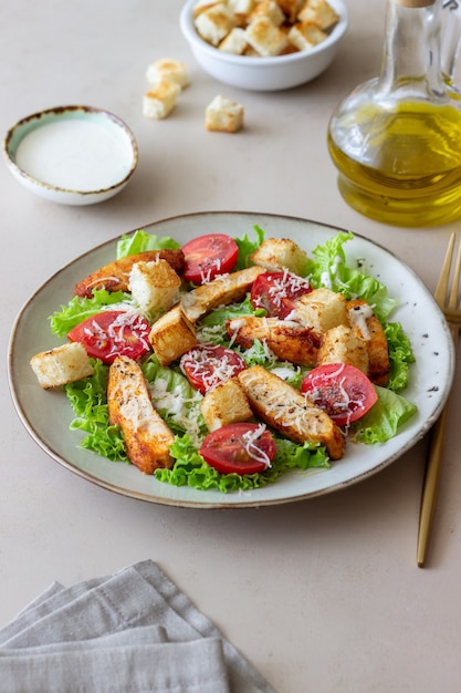 Insalata Caesar con pollo. Mangiare sano. Dieta. Ricette.