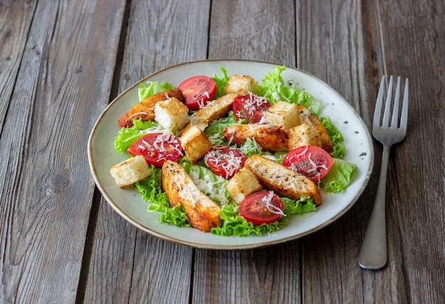 Insalata Caesar con pollo. Mangiare sano. Dieta. Ricette.