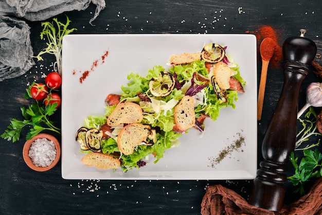 Insalata Caesar con salmone Vista dall'alto su uno sfondo di legno Spazio di copia