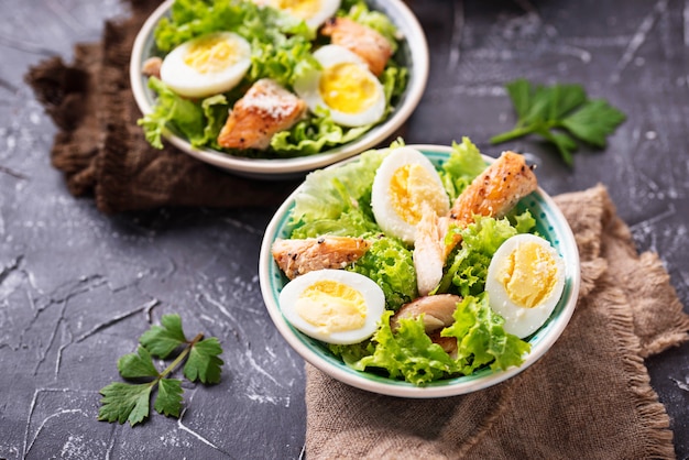 Insalata Caesar con uova, pollo e parmigiano