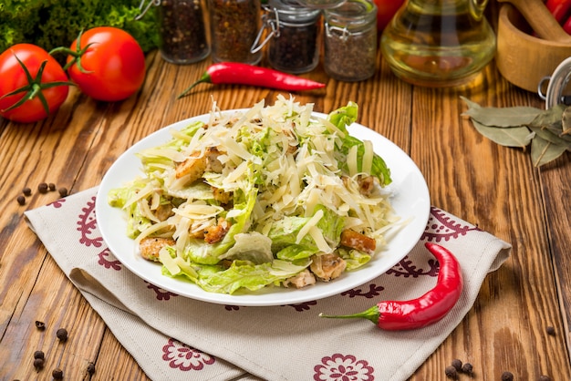 Insalata Caesar di pollo alla griglia con formaggio e crostini