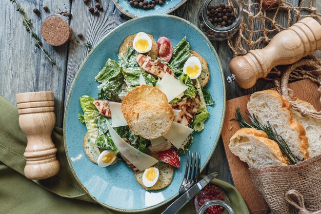 Insalata Caesar di pollo fresca