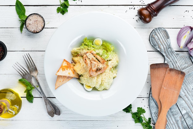 Insalata Caesar di verdure con pollo Nel piatto Vista dall'alto Spazio libero per il testo Stile rustico