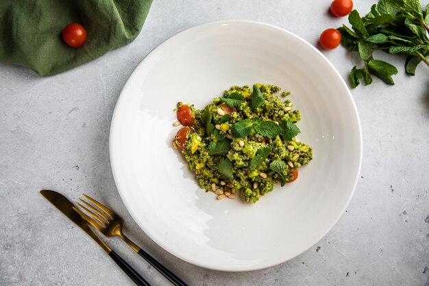 Insalata Caesar e piatto bianco Una deliziosa insalata caesar di pollo con pollo alla griglia e crostini di pane