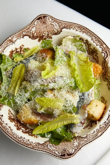 Insalata caesar fresca con acciughe su un bel piatto