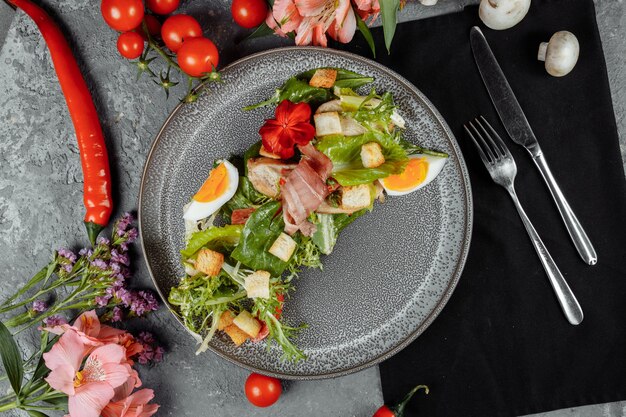 Insalata Caesar su un piatto grigio con decorazioni