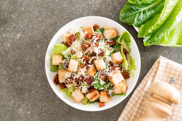 insalata caesar sul tavolo