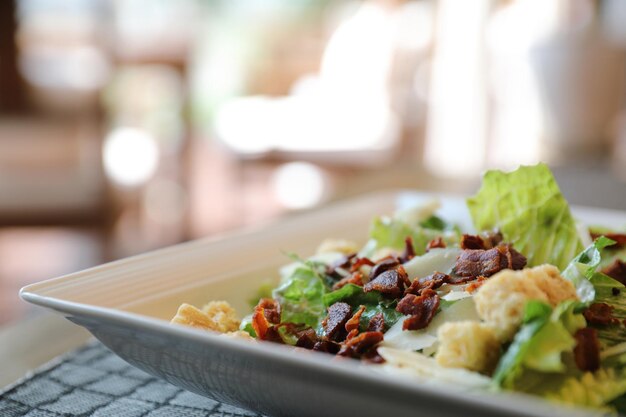 Insalata Caesar, verdure con pancetta e formaggio