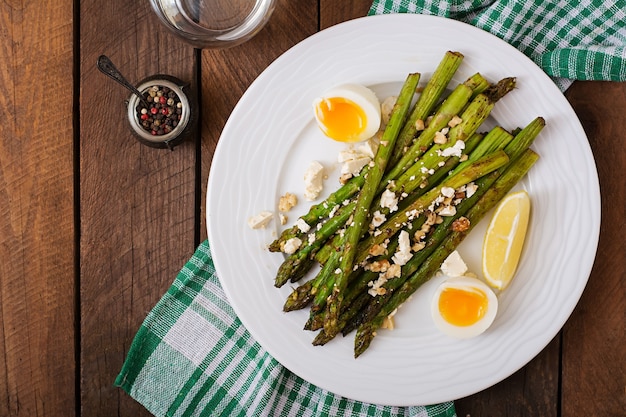 Insalata calda di asparagi arrostiti, formaggio feta e uova