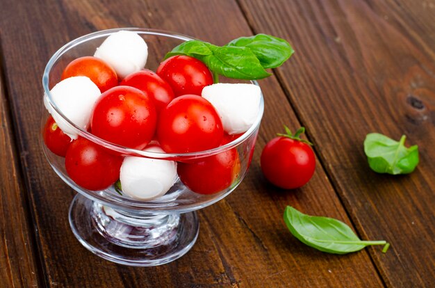 Insalata caprese al bicchiere. Foto dello studio.