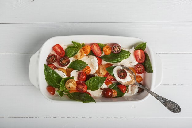 Insalata caprese classica, cucina vegetariana cibo genuino